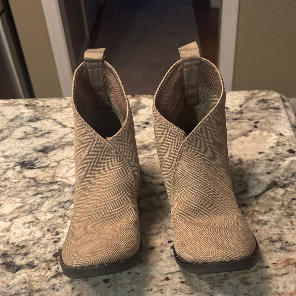 Charleston Shoe Co. tan booties textured fabric - size 7